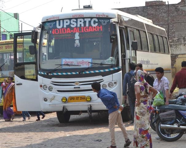 Yamuna Expressway Noida Aligarh Depot coming off the 25 buses