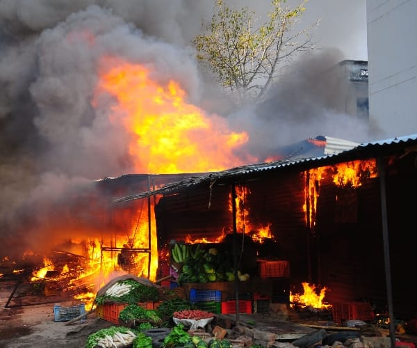 bakery caught fire in gomtinagar   lucknow