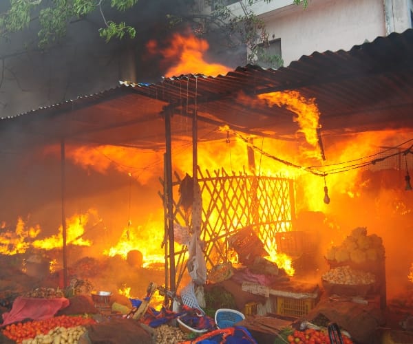 bakery caught fire in gomtinagar   lucknow