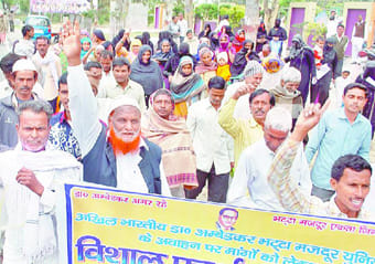 Brick kiln workers demonstrate