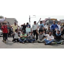 jewellers shows black flags to dr harshvardhan