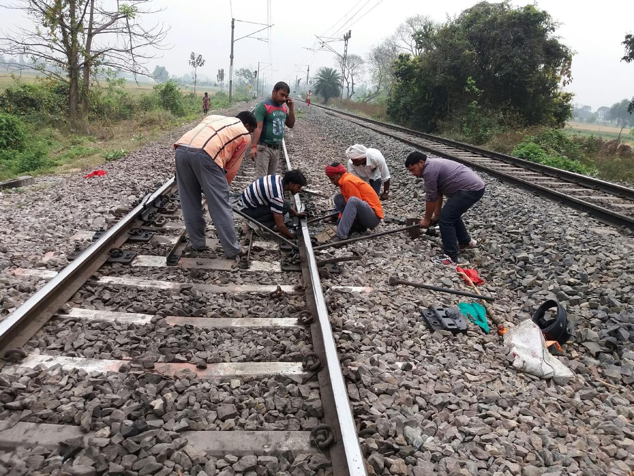 track fractured, trains stoped two hours 