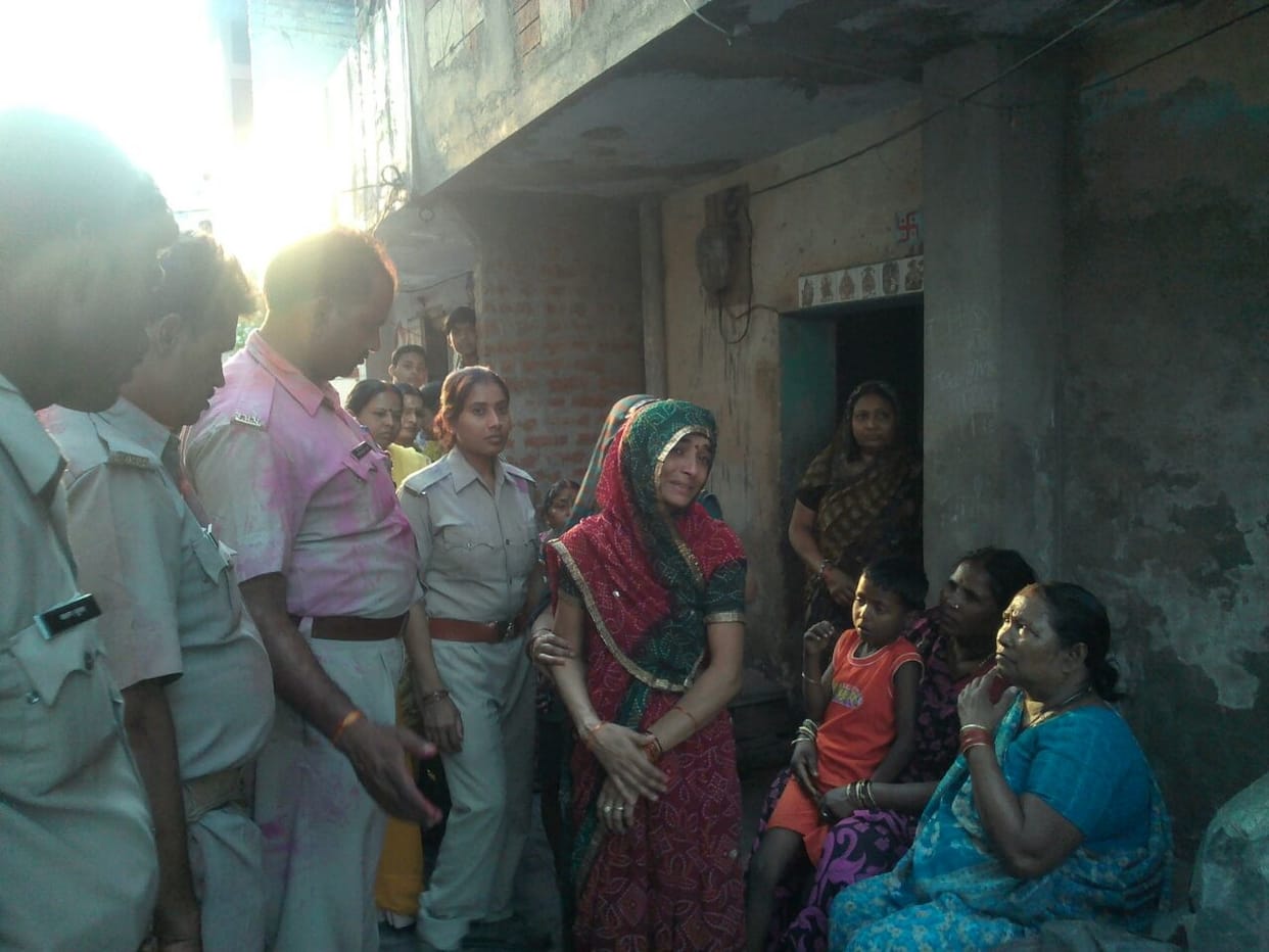 mother throw children from roof, one died
