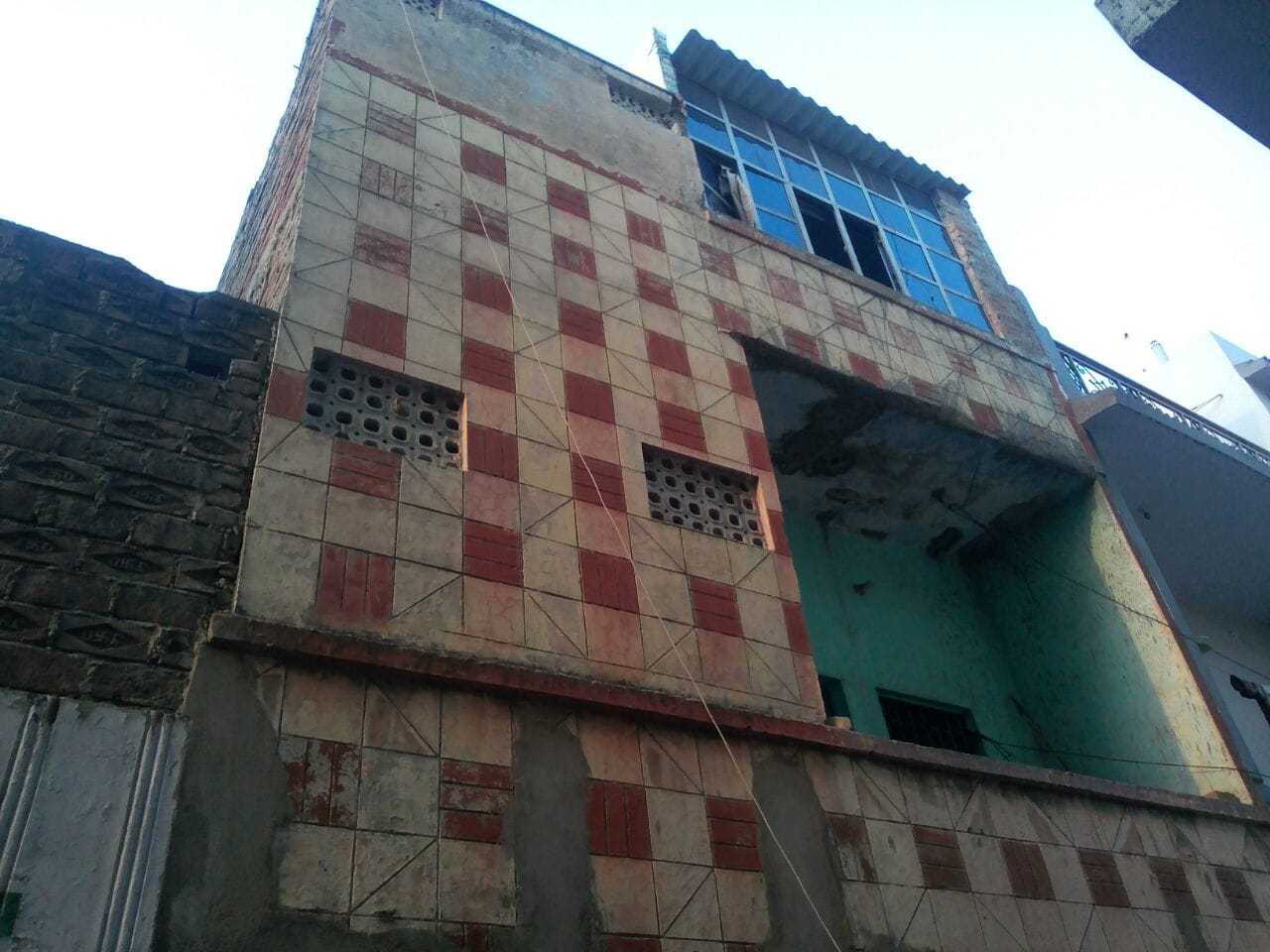 mother throw children from roof, one died