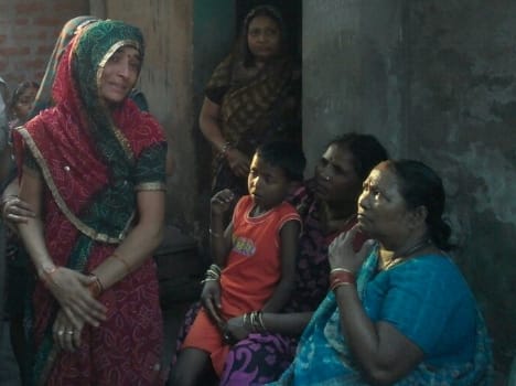 mother throw children from roof, one died