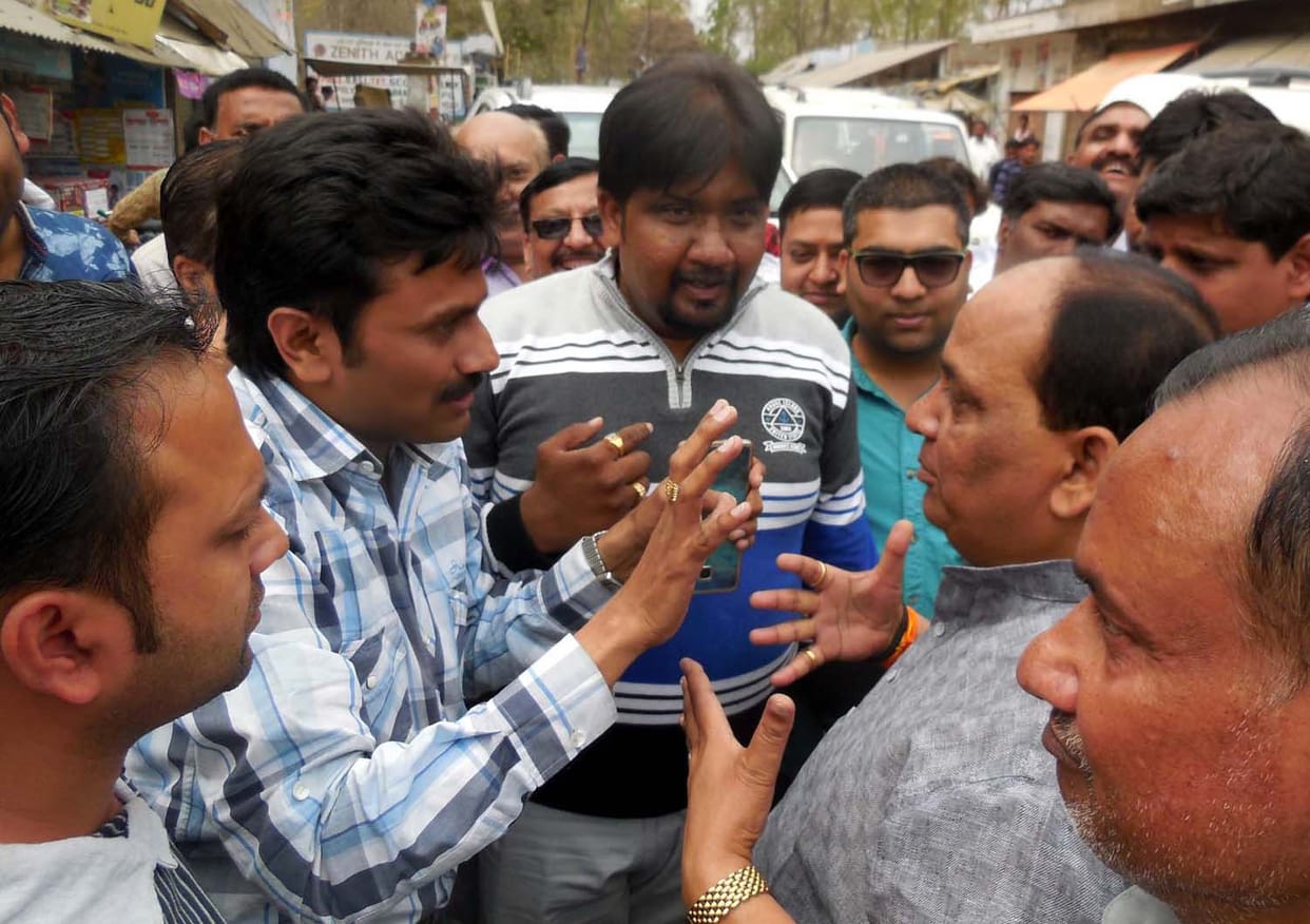  saraapha kaarobaariyon ne roka saansad ka kaaphila