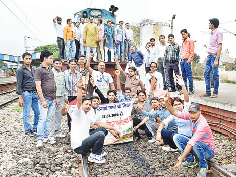 Bullion traders ahead of the train display