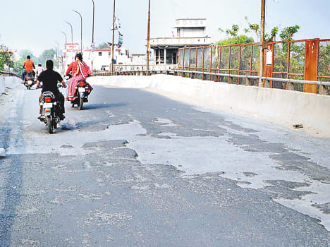 Overbridge on the deep pits, walk carefully