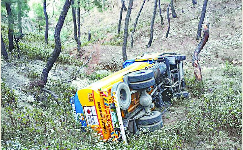 Uncontrolled truck fell into the ditch, the driver seriously