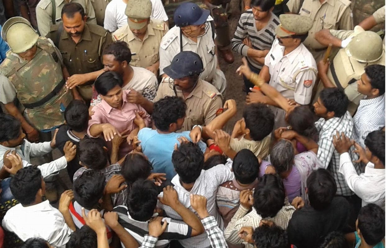 aleeganj mein chhah ghante band raha baajaar