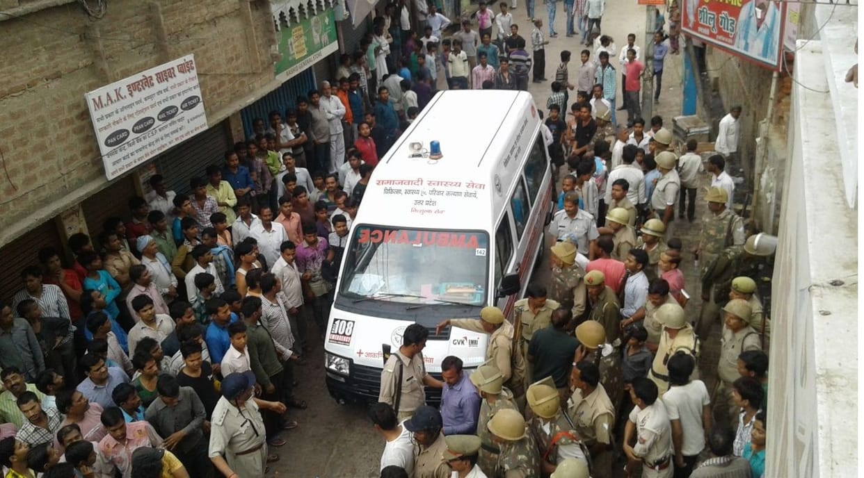 eta mein pulis chaukee mein todaphod, jaam lagaaya