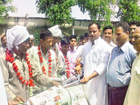 Bicycles distributed to 730 workers