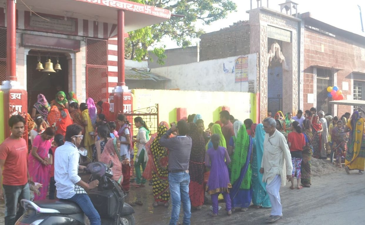 tel aur haldee chadhaakar sheetala maata se raksha kee kaamana