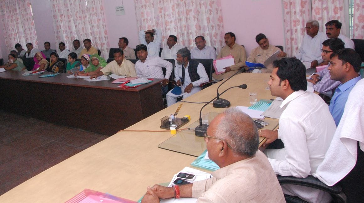 karodon kee jila yojana, vikaas sirph kaagajo par