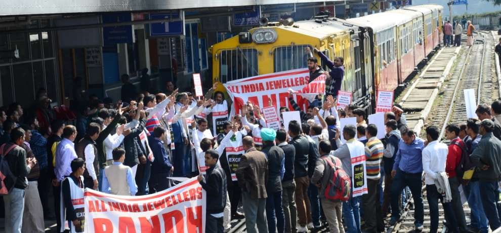 protest by Jewellers in shimla against one percent excise duty