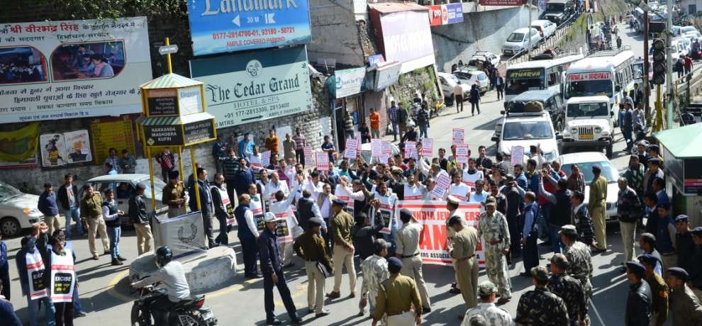 protest by Jewellers in shimla against one percent excise duty