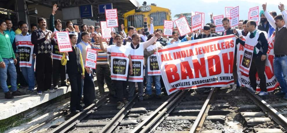 protest by Jewellers in shimla against one percent excise duty