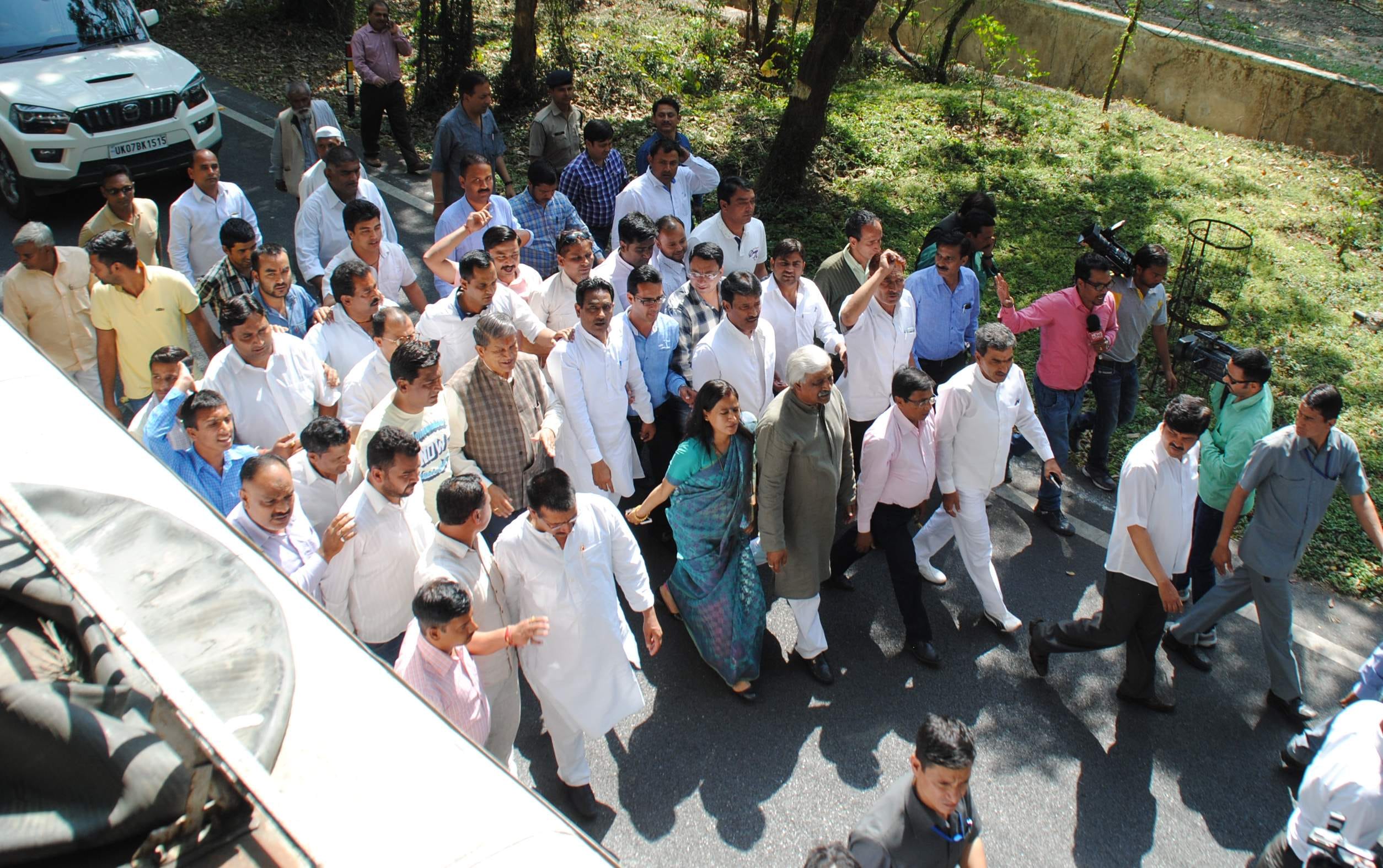 harish rawat met governor with 34 legislators.