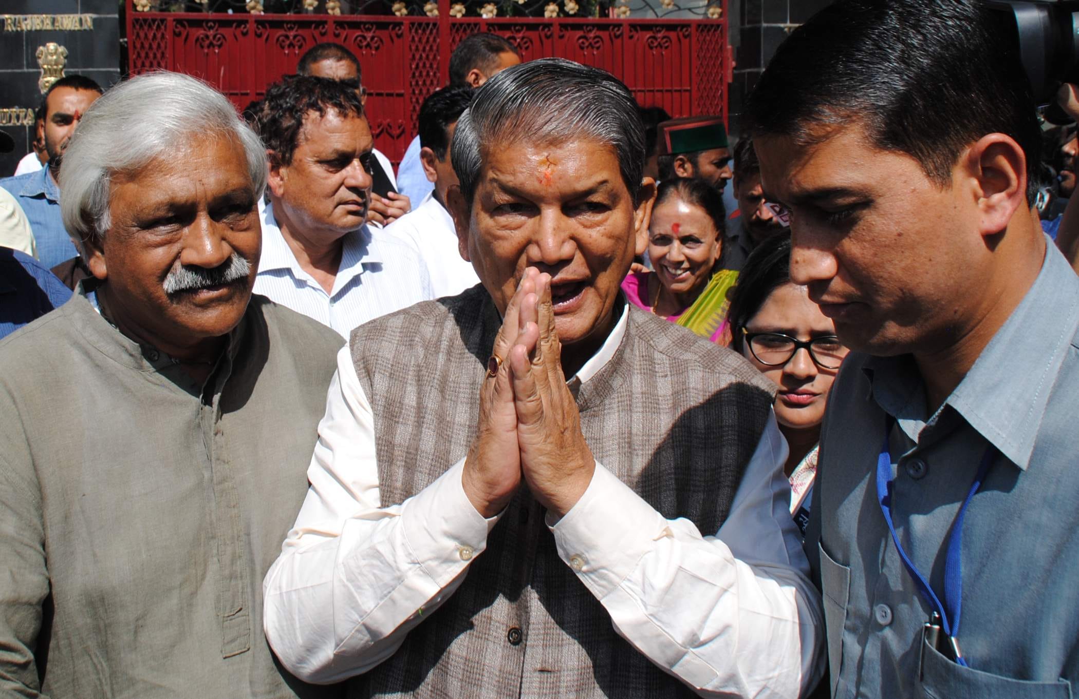 harish rawat met governor with 34 legislators.