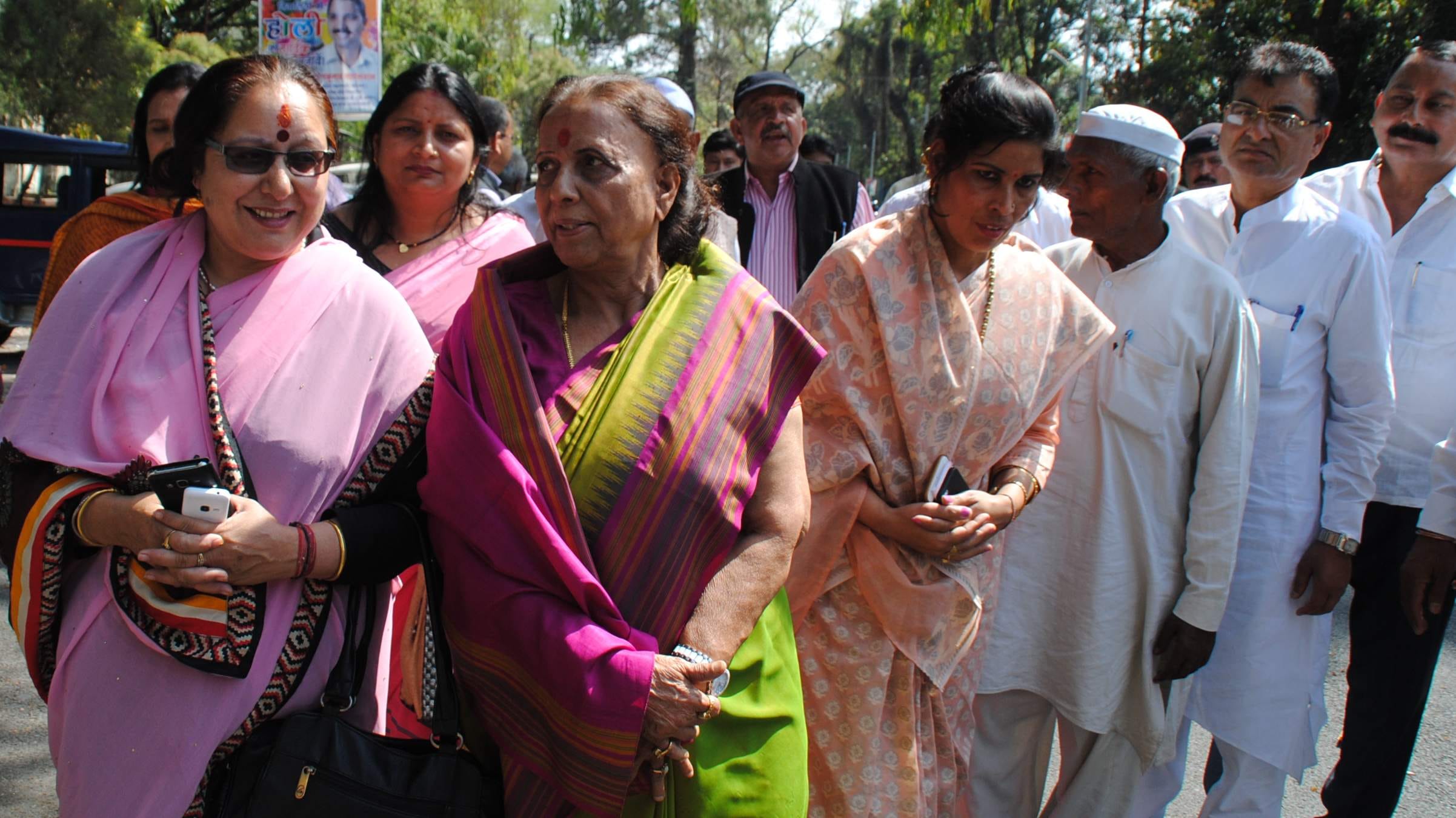 harish rawat met governor with 34 legislators.