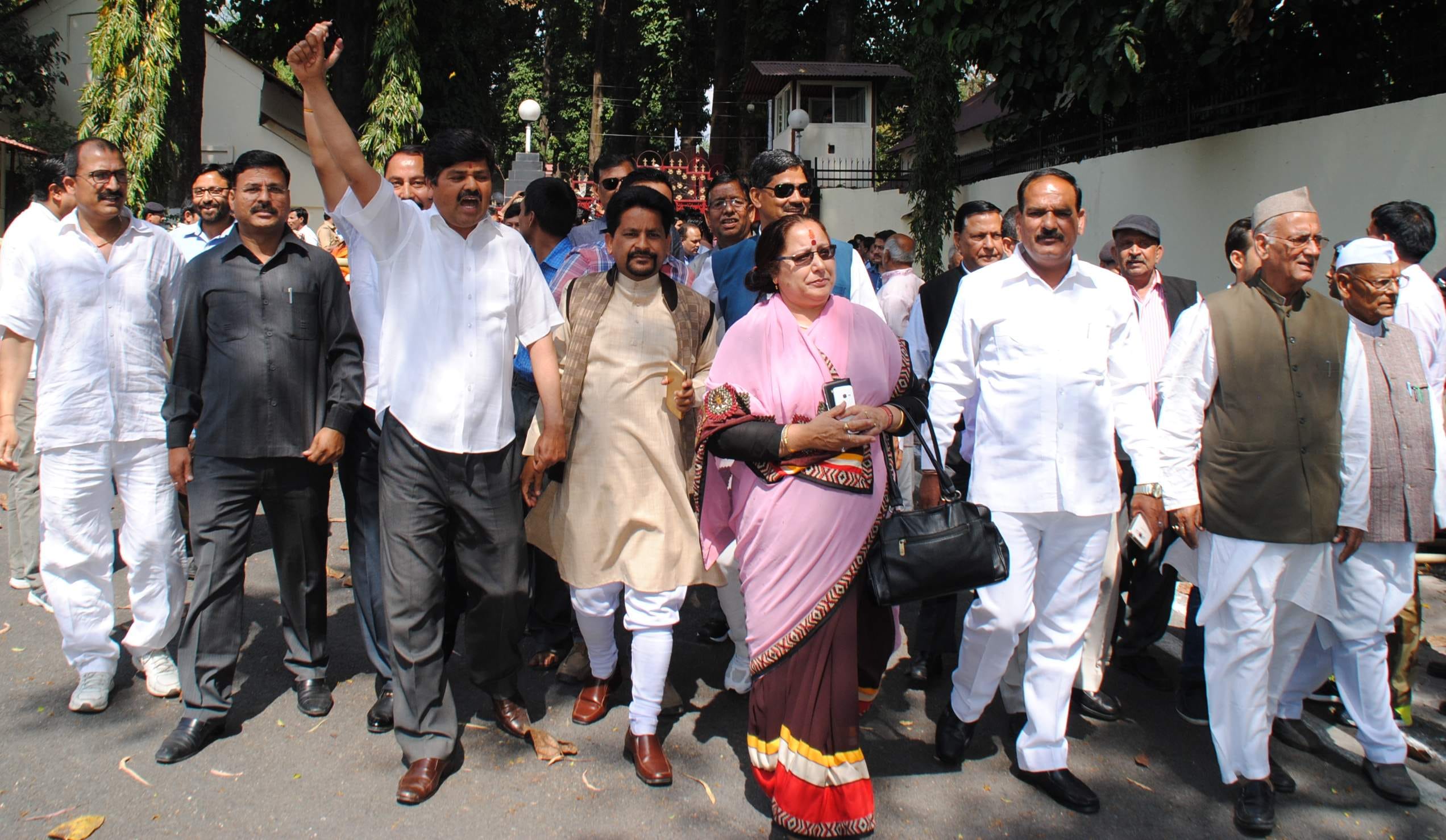 harish rawat met governor with 34 legislators.