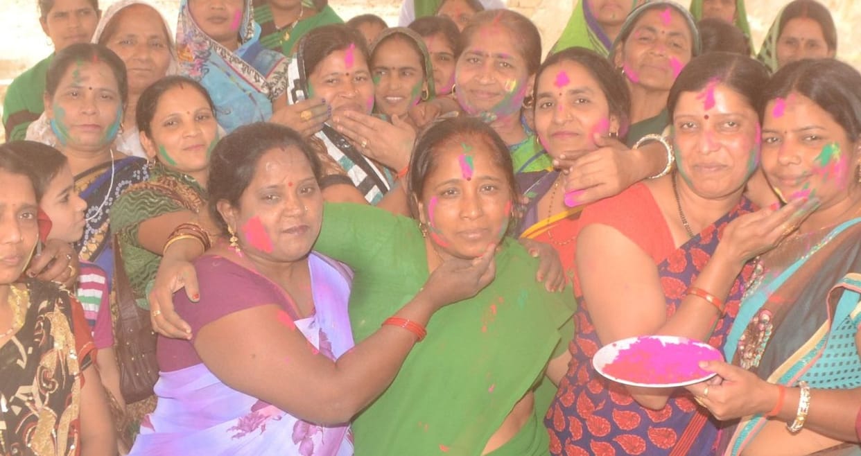 ...bhulaen aapas ke matabhed, yahee hai holee ka sandesh