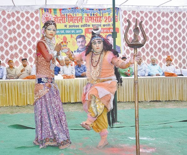 poems in holi millan samaroh in agra 