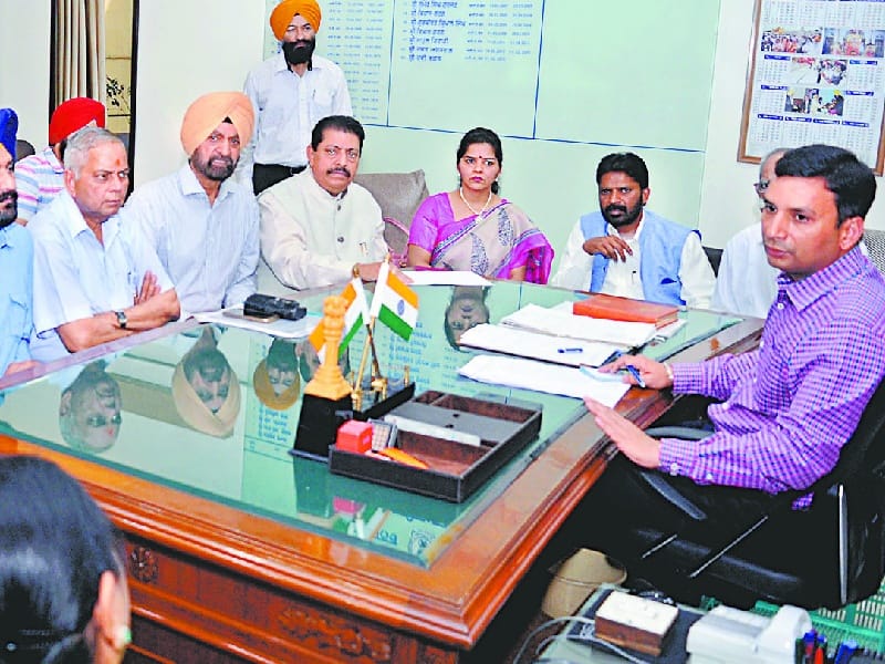 protest, private school against parents in ludhiana, principal meet dc in ludhiana