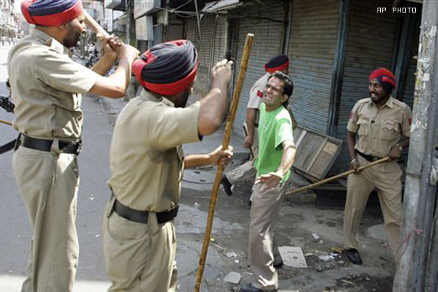 brother beaten, jalandhar brother beaten, police mamn suspended, jalandhar, punjab, police