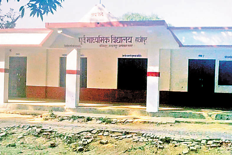 no Slogans & painting of national flag on the walls