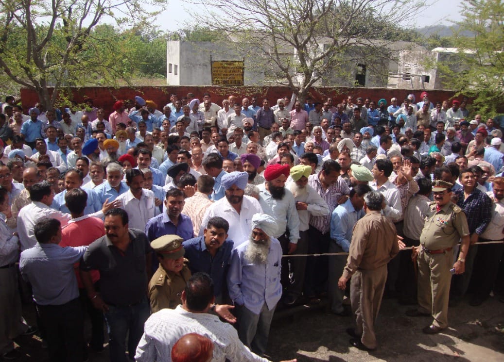 joint general manager of HMT commit suicide