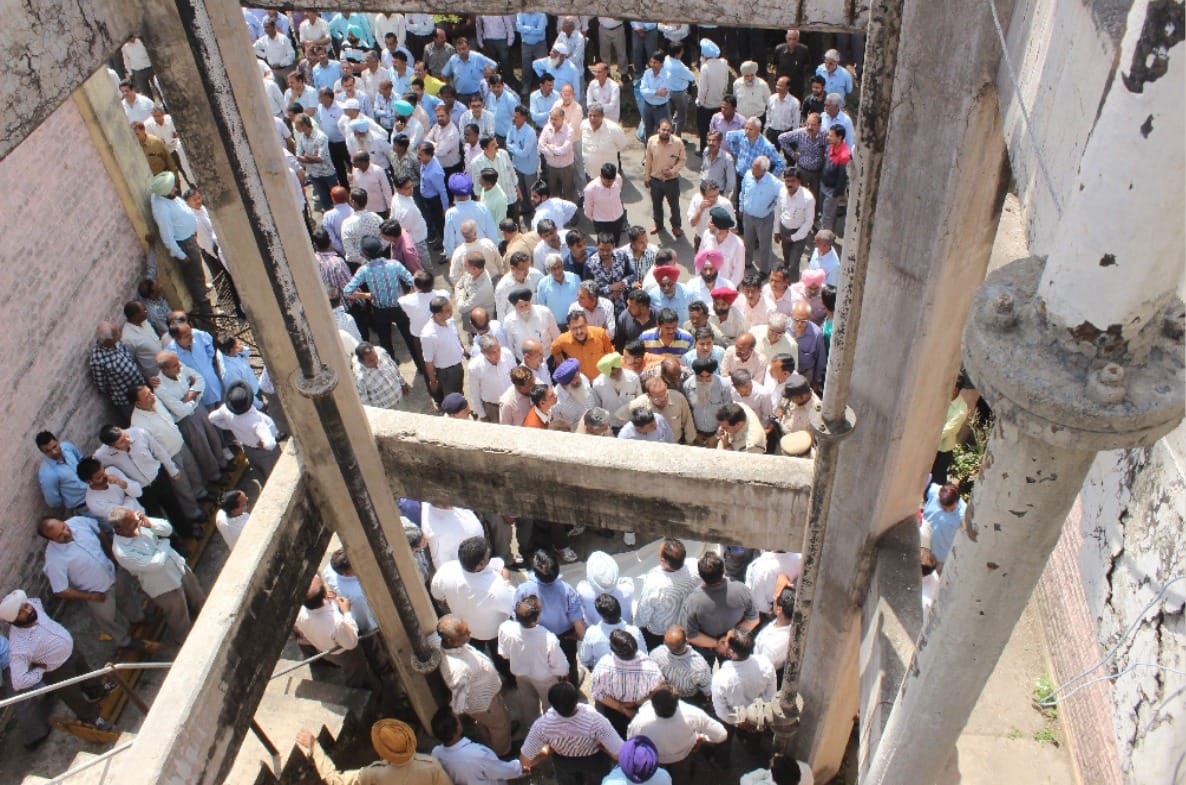 joint general manager of HMT commit suicide