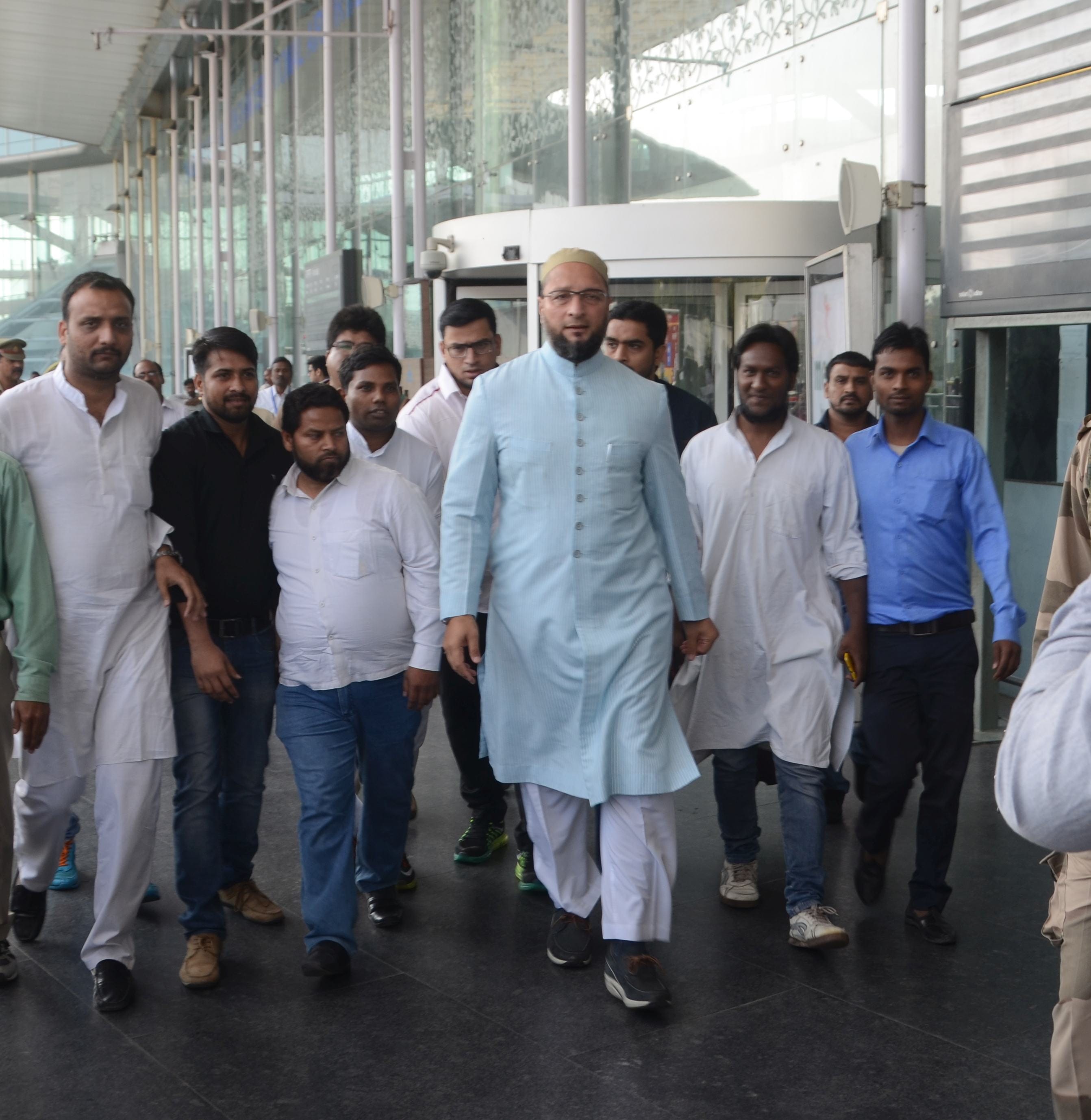 owaisi reaches lucknow and deva sharif