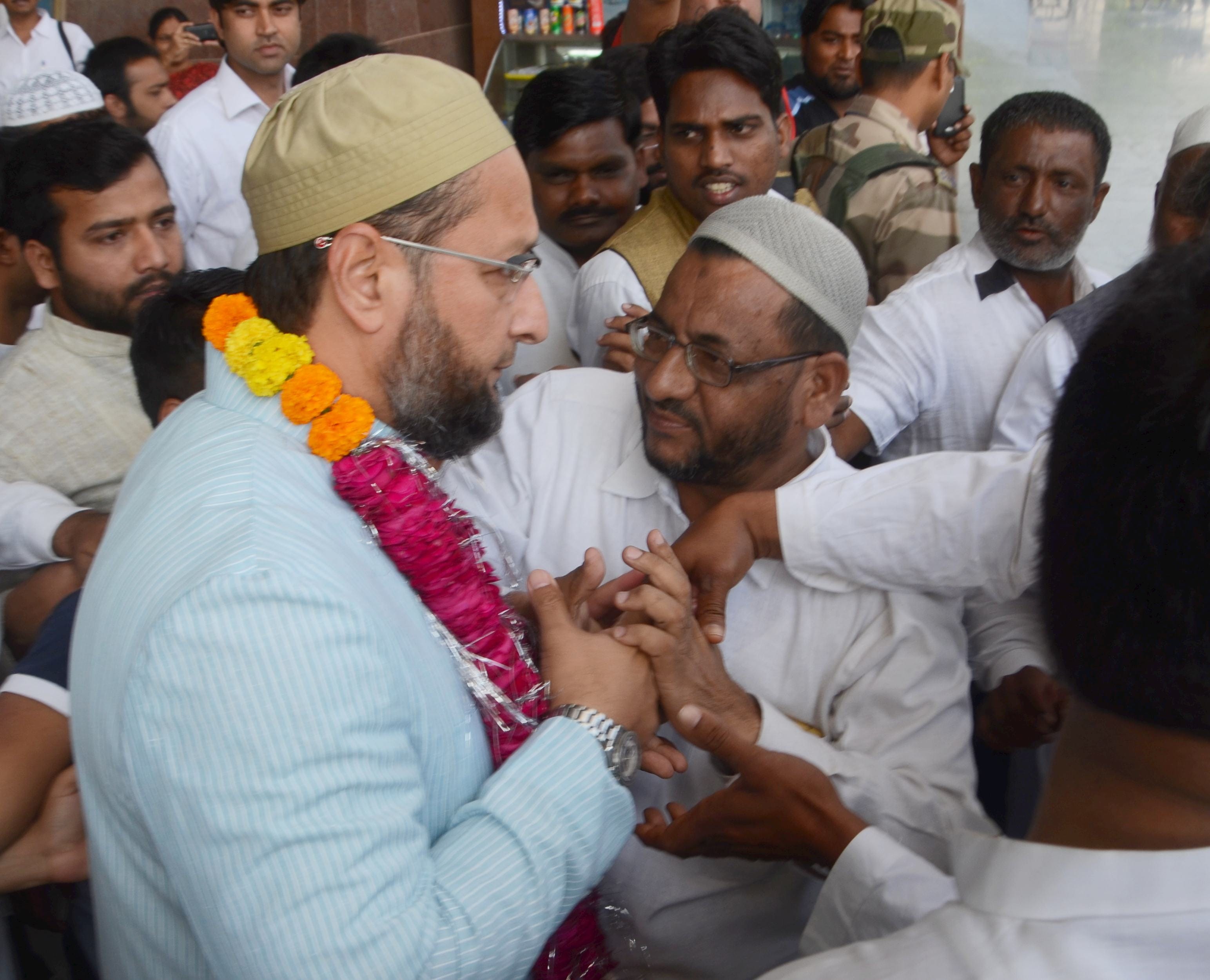 owaisi reaches lucknow and deva sharif