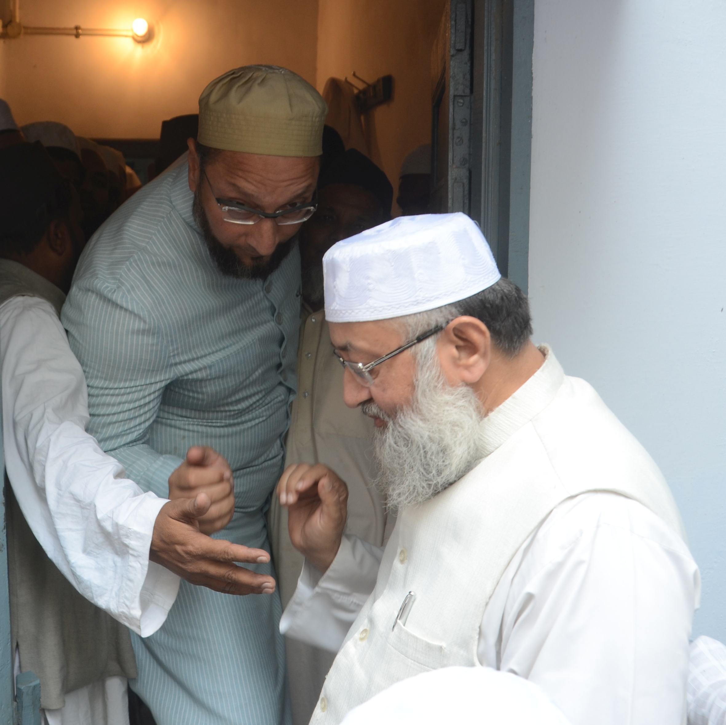 owaisi reaches lucknow and deva sharif