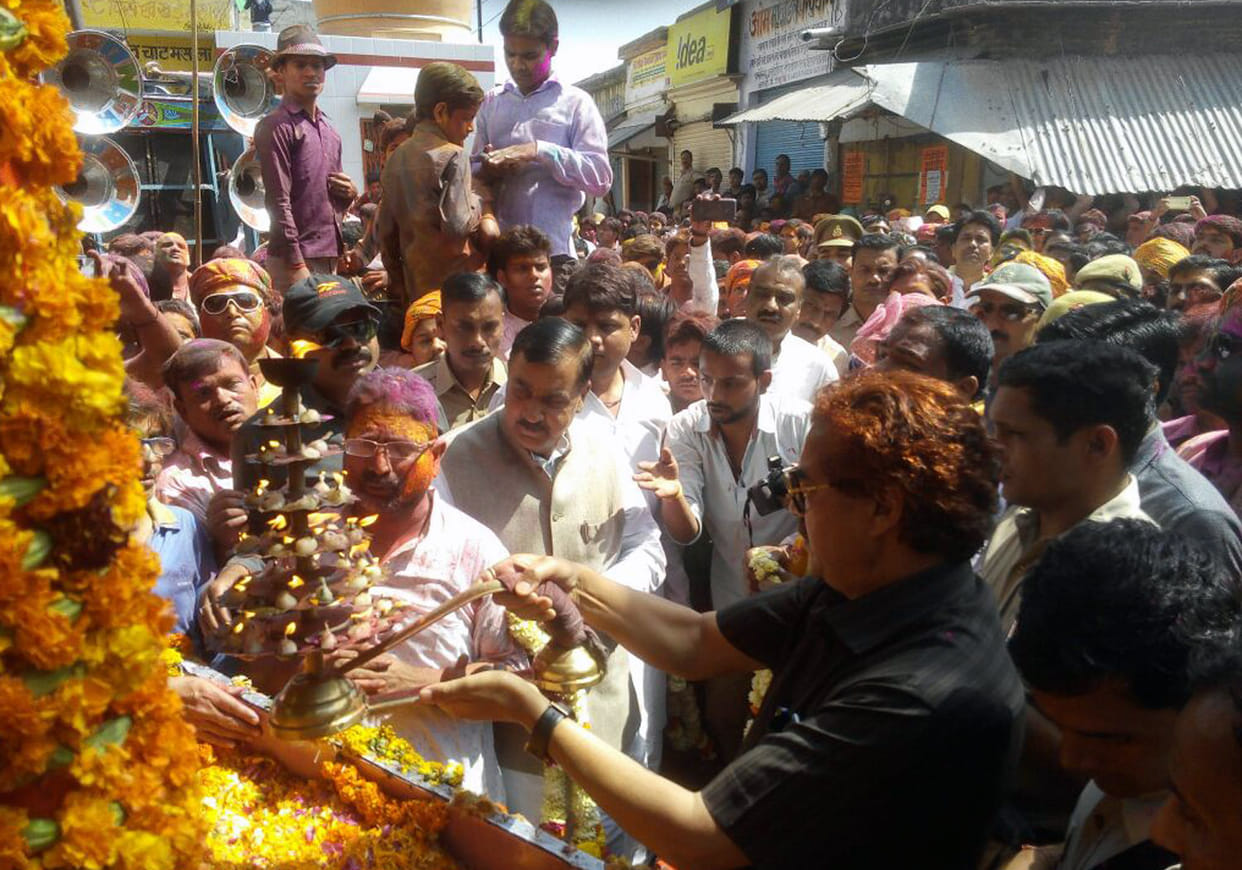 rangapanchamee par abeer-gulaal se saraabor ho uthee teerth nagaree