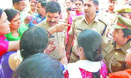 SO opened front against women, fiercely commotion