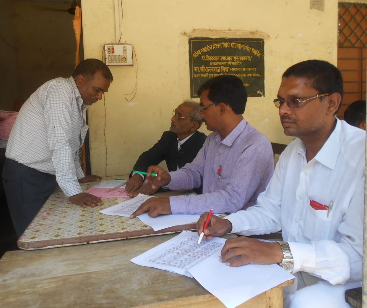 806 votes cast for 19 candidates