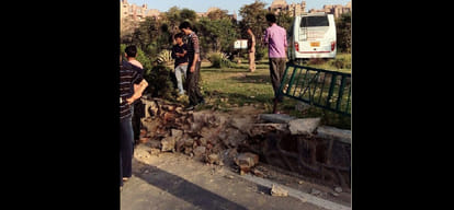 Breaking the wall school bus entered in the park, crushed a woman