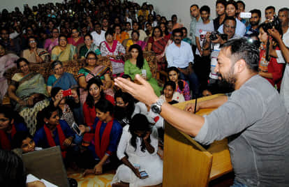 anurag kashyap use to do the job of waiter at starting of his career