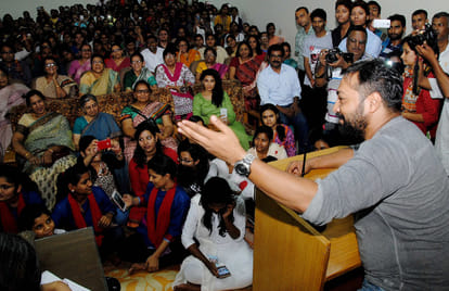 anurag kashyap use to do the job of waiter at starting of his career