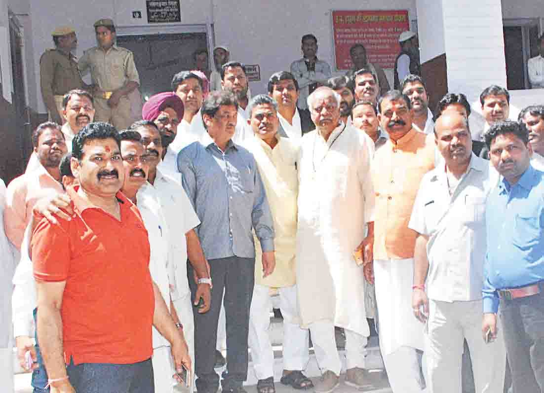 bjp workers protest on dm office