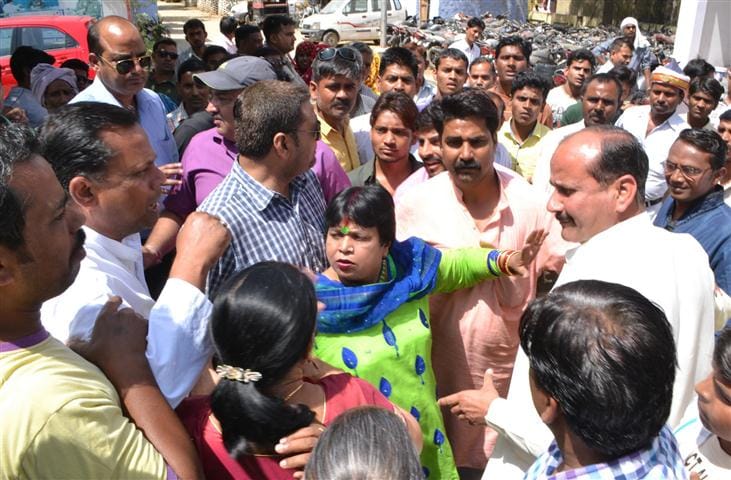 BJP members protesting the hoop - Thanakkhngama