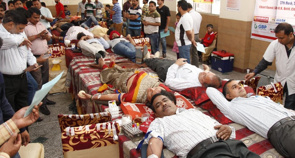 blood donation camp, blood donation, blood donaters, garhwal bhawan, chandigarh