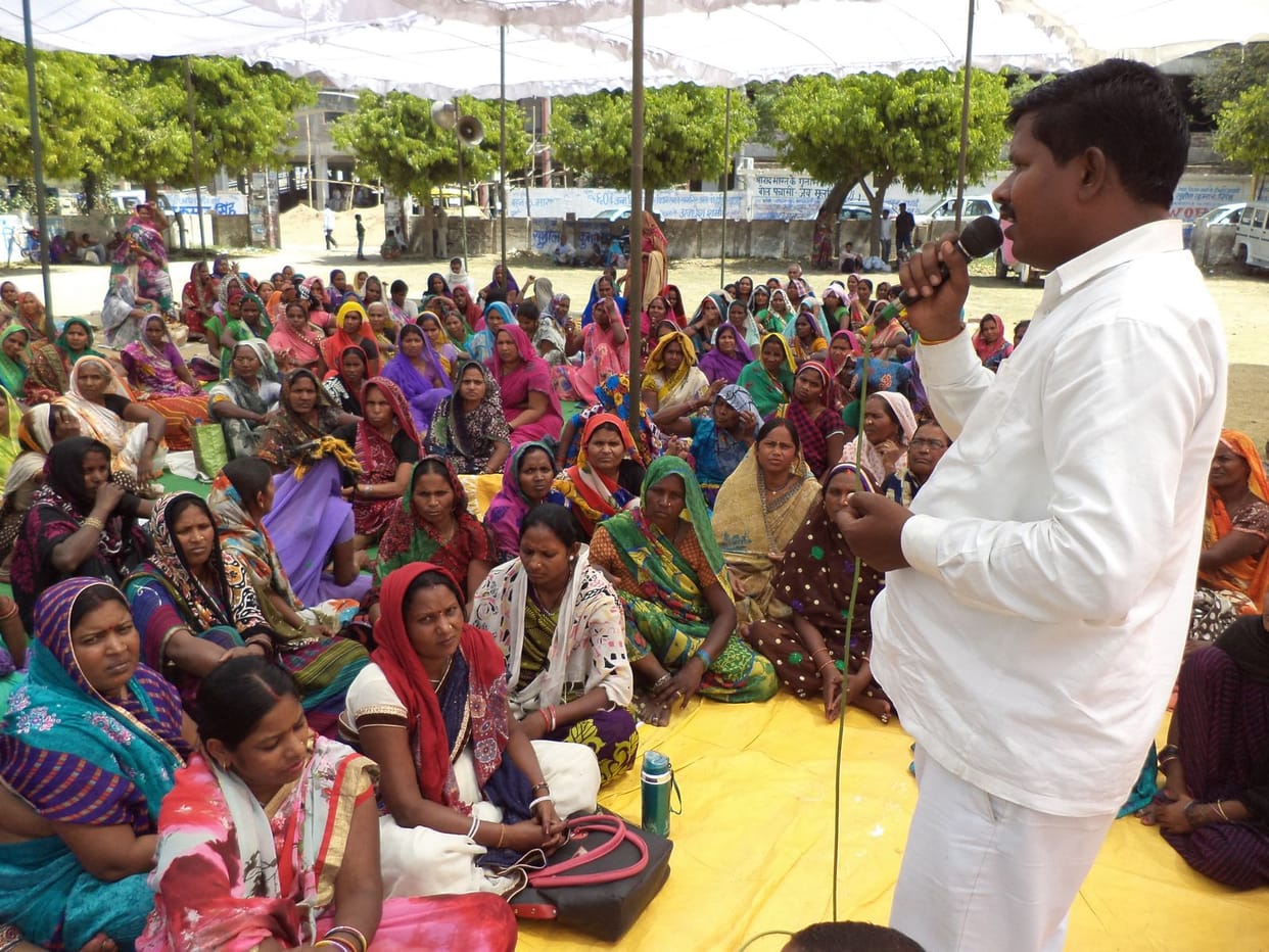Cooks continue picketing in Azamgarh