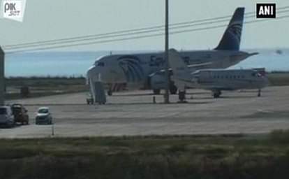 EgyptAir hijackers release all passengers except 4 foreigners, crew
