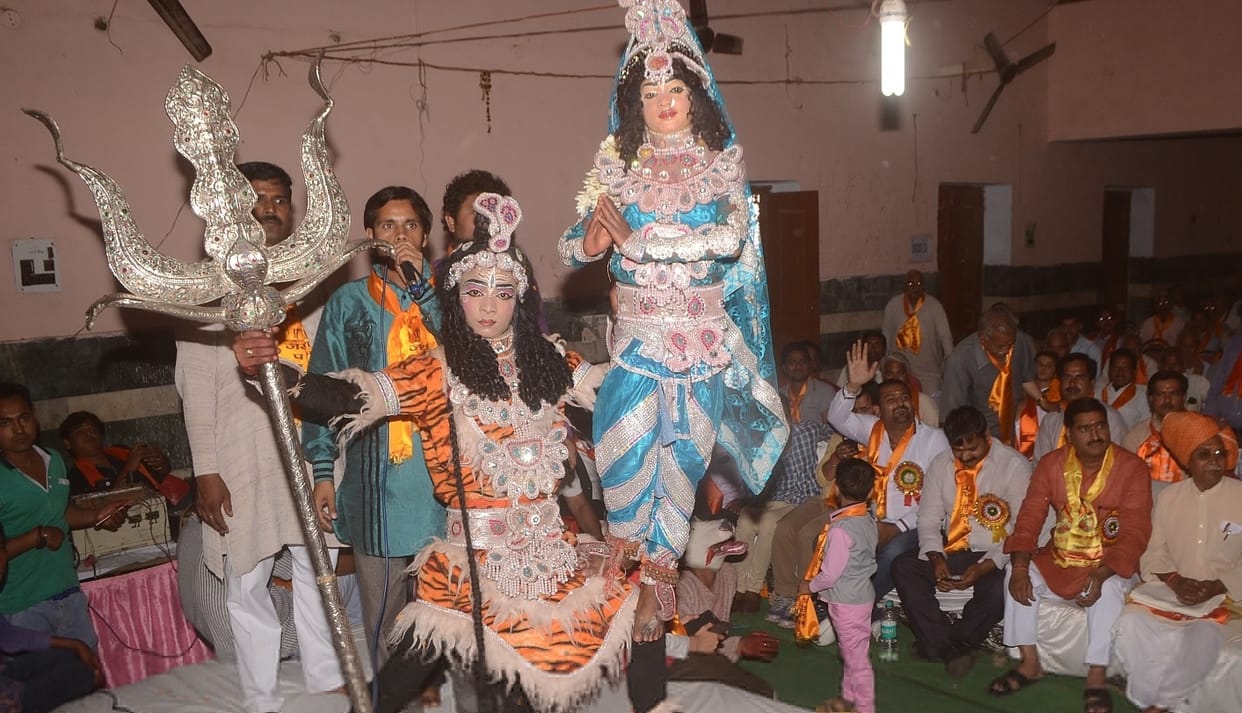 samaaj mein phailee kureetiyon ko door karane ka sankalp
