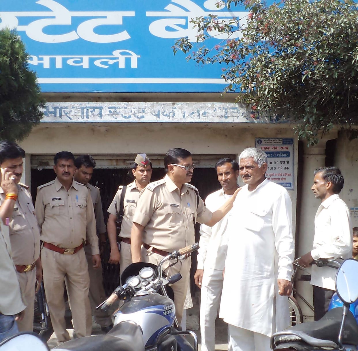 2.38 lakh looted from farmer.
