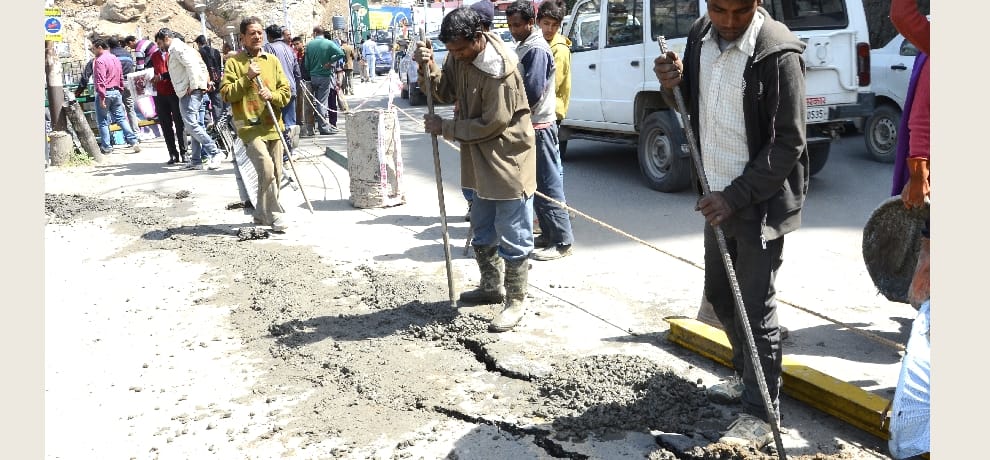 cracks on shimla circular road, traffic jam.