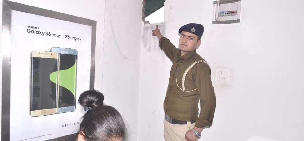  theft at computer showroom at BCS shimla